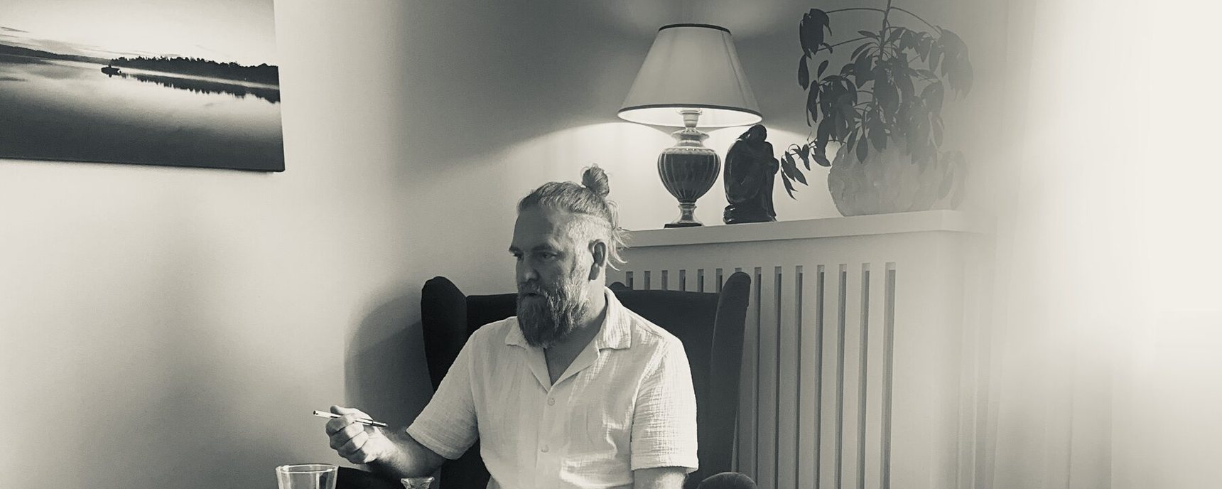 Andreas Lundin sitter med anteckningsblock i mottagningsrummet
